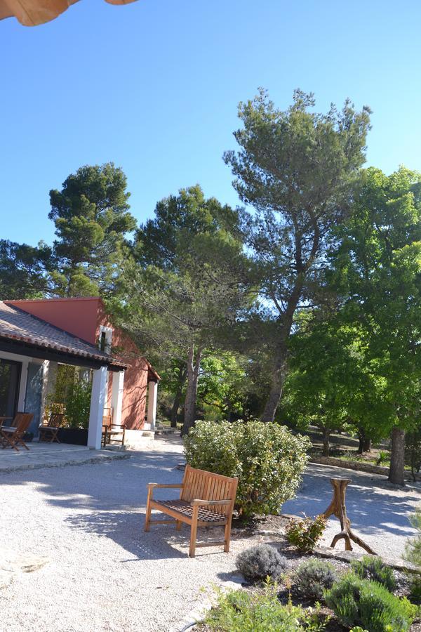 Le Jas De Joucas Hotel-Restaurant Exterior photo