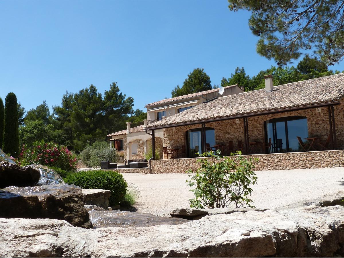Le Jas De Joucas Hotel-Restaurant Exterior photo