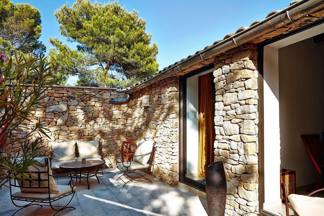 Le Jas De Joucas Hotel-Restaurant Exterior photo